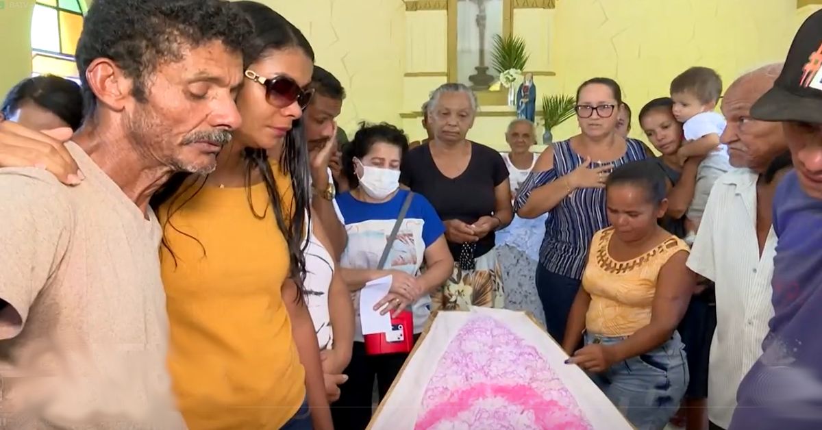 Vídeo Velório e sepultamento de aluna cadeirante morta em ataque na