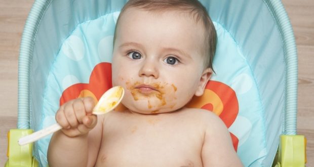 Resultado de imagem para bebe comendo papinha