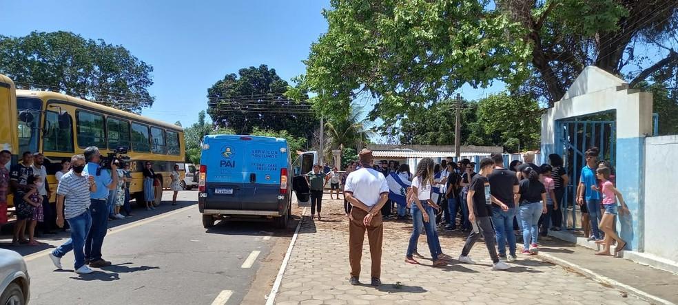Image: https://mulherinteressante.com/wp-content/uploads/2022/09/postiimg-6333b2e99e32b5193.jpeg Corpo de jovem cadeirante morta por adolescente em ataque a escola sepultado na Bahia Foto TV Oeste