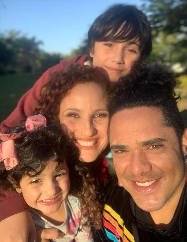 Xico Abreu e a mulher a atriz Lvia Izar com os filhos Davi e Yasmin Foto Reproduo Instagram