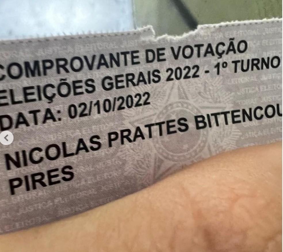 Nicolas Prattes mostra seu comprovante de votao Foto ReproduoInstagram