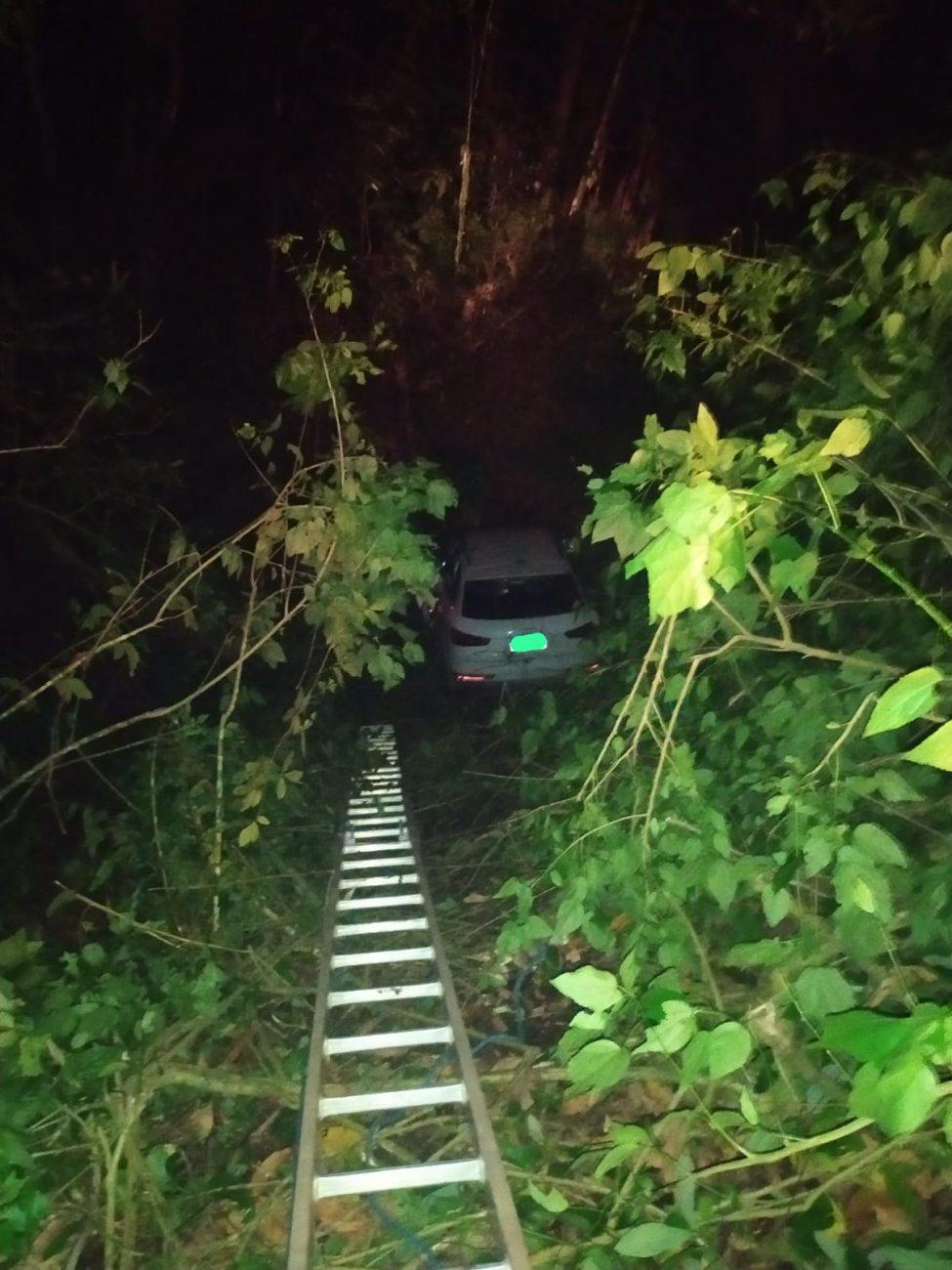 Carro conduzido pela jovem caiu em uma ribanceira de aproximadamente 15 m - DivulgaoCBM BrusqueND
