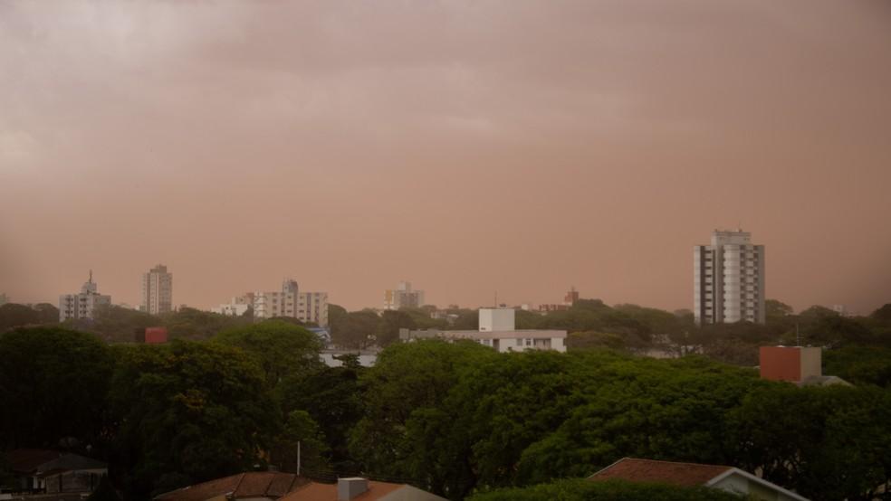 Tempestade de poeira atinge Maring Foto Gustavo Mirandacolaborao