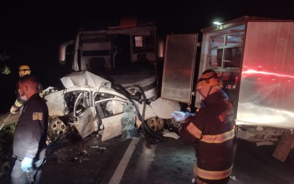 Image: https://mulherinteressante.com/wp-content/uploads/2022/12/postiimg-63a047c3930906525.jpg IML chega ao local para a retirada dos corpos Foto DivulgaoCorpo de Bombeiros