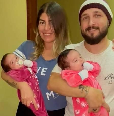 Bruna Surfistinha com o marido e as gmeas Maria e Elis