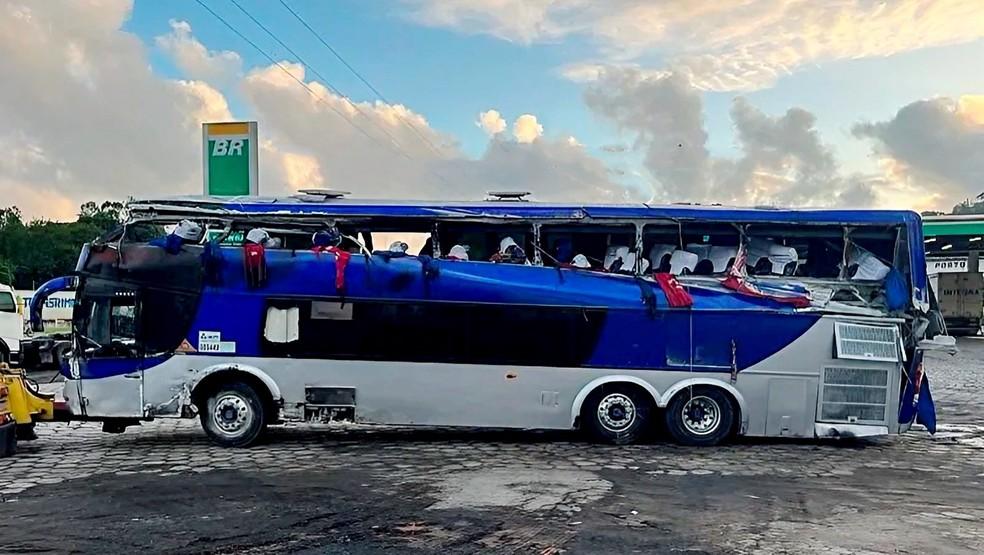 nibus retirado da pista teto do veculo ficou retorcido Trs morreram em tombamento na Rgis Bittencourt Foto PRF Divulgao