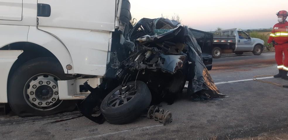 Frente do carro da mdica ficou destruda aps a batida Foto PRFDivulgao