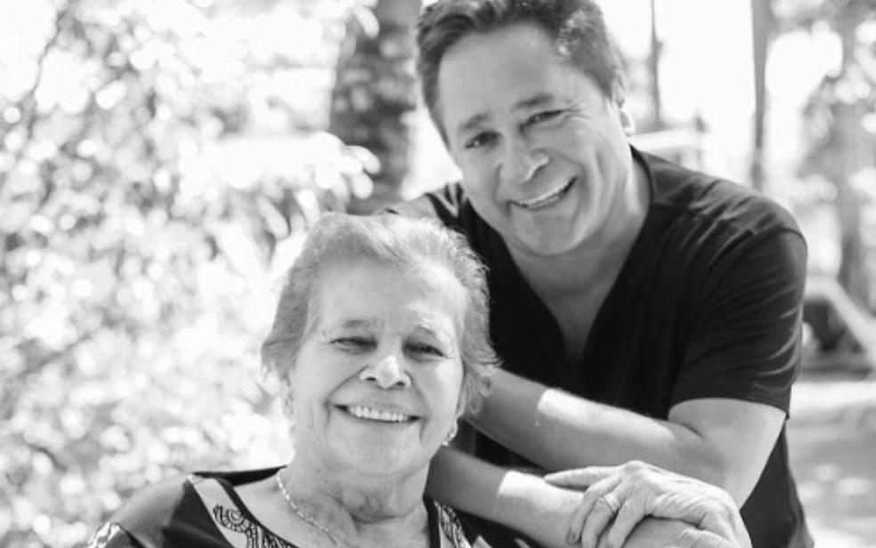 Image: https://mulherinteressante.com/wp-content/uploads/2023/04/postiimg-6429b2e241d049896.png Leonardo com a me Carmem Costa que morreu aos 85 anos em Goinia Gois Foto ReproduoInstagram de Leonardo