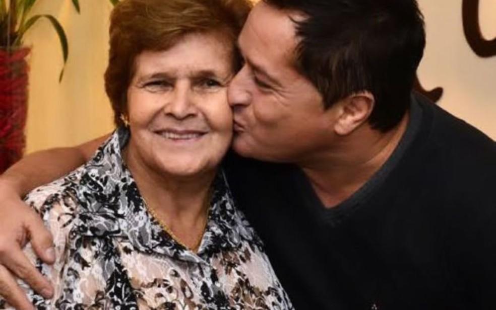 Image: https://mulherinteressante.com/wp-content/uploads/2023/04/postiimg-6429b2e5218db1790.png Leonardo com a me Carmem Costa que morreu aos 87 anos Foto ReproduoInatgaram de Leonardo
