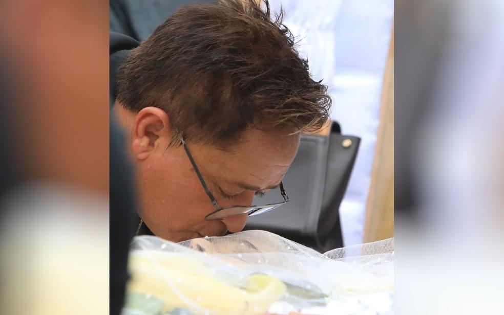 Leonardo beija a testa da me durante sepultamento em Goinia - Gois Foto Weimer CarvalhoO Popular