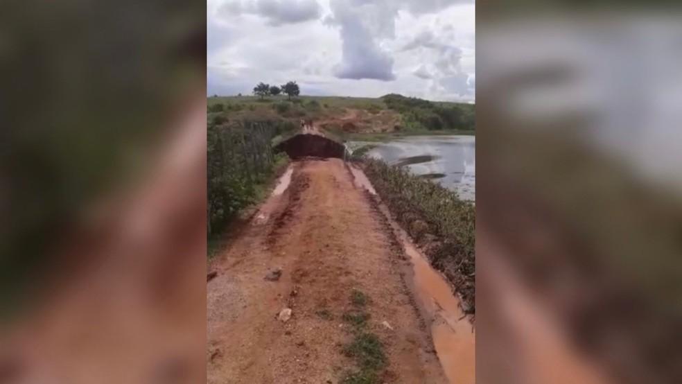 Barragem de aude rompe na cidade de Piquet Carneiro no Cear e moradores so orientados a deixar centro do municpio Foto Arquivo pessoal