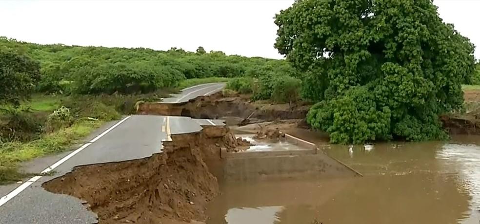 CE-166 que d acesso cidade de Piquet Carneiro vira cratera aps chuva torrencial Foto TV Verdes MaresReproduo