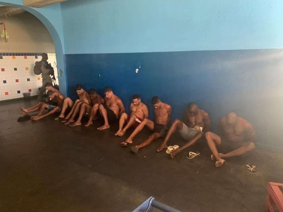 Criminosos so presos dentro de escola na Nova Holanda na Mar Foto Reproduo