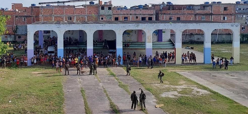 Policiais do Bope ocupam Ciep na Nova Holanda Foto Reproduo