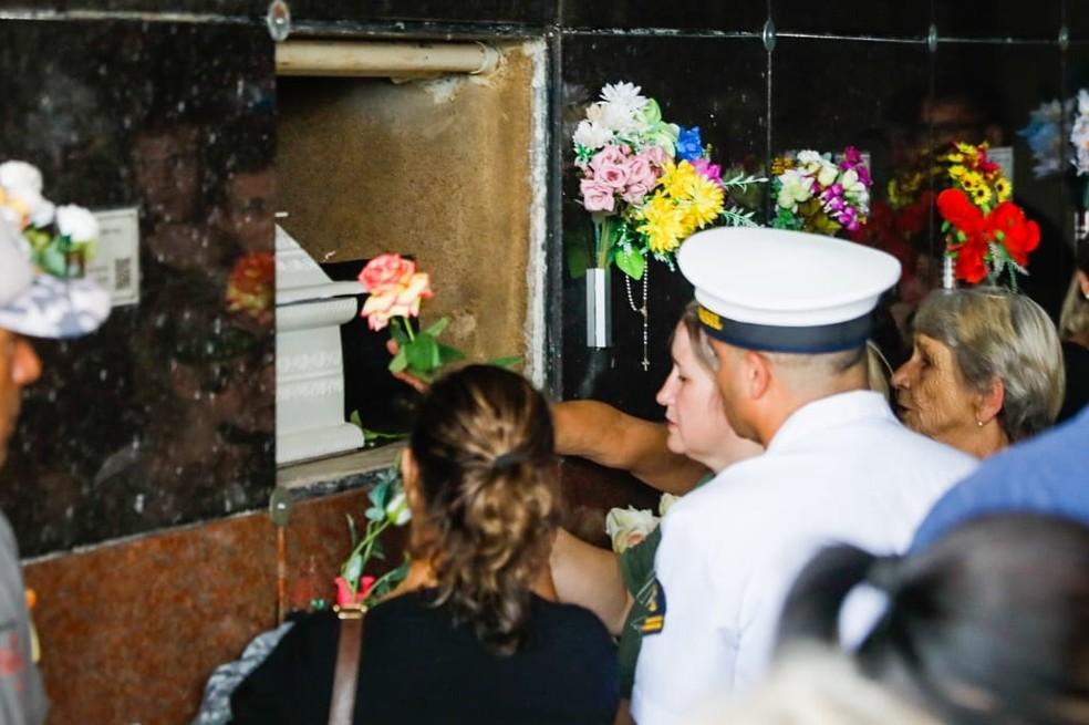 Velrio de uma das vtimas do ataque a escola em Blumenau Foto Tiago GhizoniNSC 