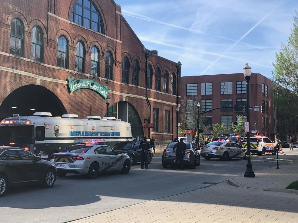 Policiais diante de local onde homem atirou e matou cinco em Louisville no Kentucky em 10 de abril de 2023 Foto Michael ClevengerUSA Today Network via Reuters