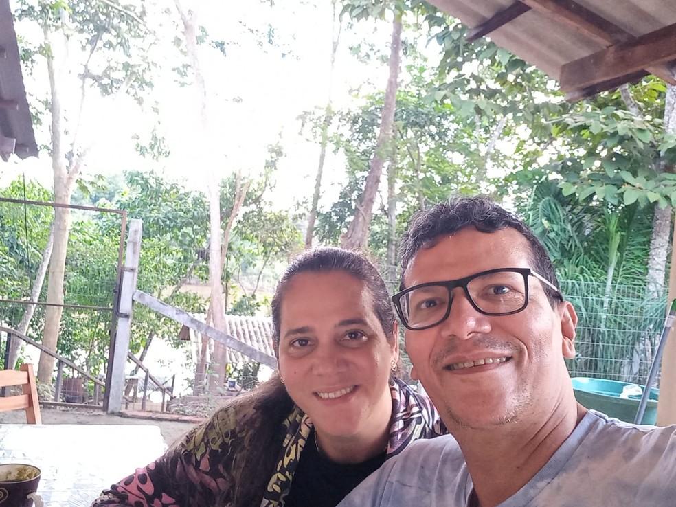 Mdico Esmeraldo e a esposa Simone em pesqueiro Foto Arquivo pessoalCedida