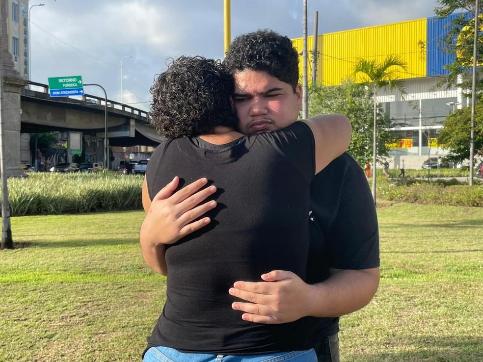 Filho de Isabel Matheus abraa a tia irm da vtima Foto Lucas MadureiraTV Globo