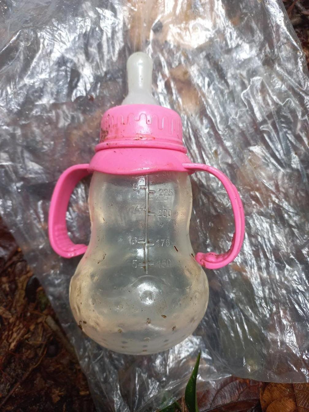 Mamadeira encontrada durante as buscas Foto Fuerzas Militares de Colombia