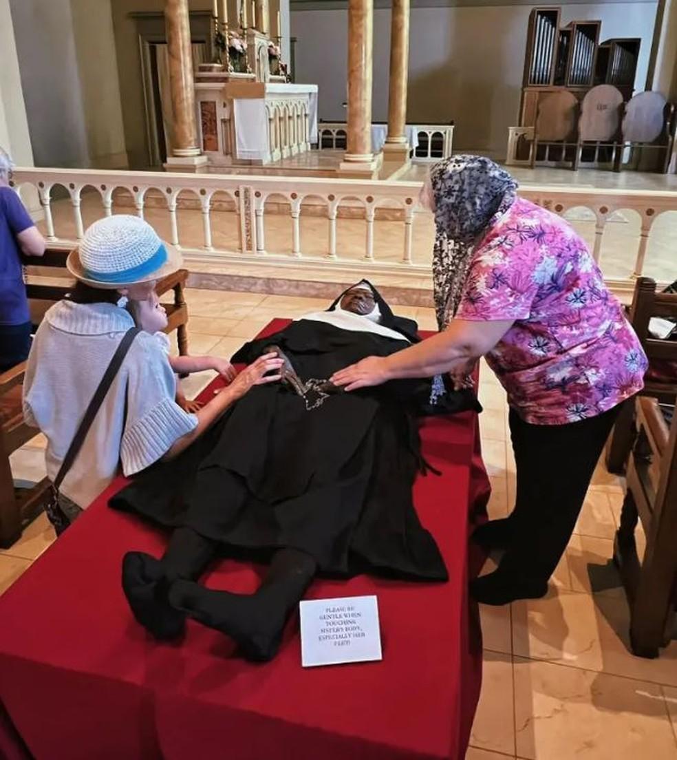 Corpo de freira surge intacto 4 anos depois de sua morte Foto reproduo Facebook Stephanie Lynn