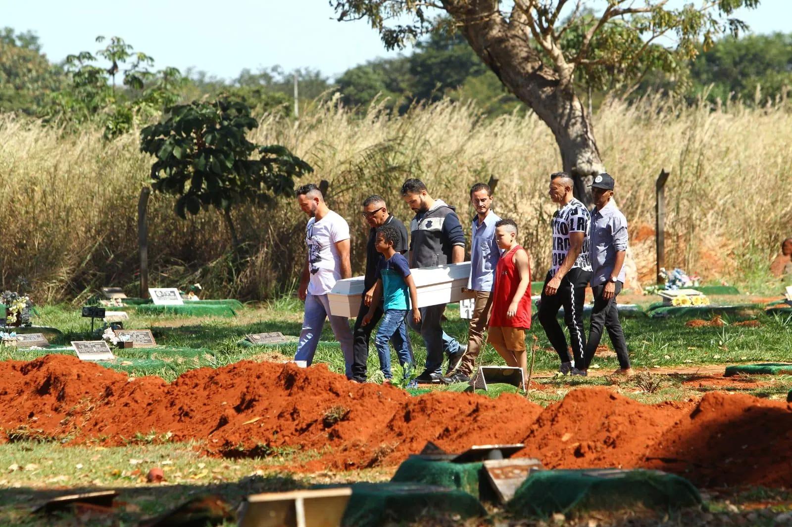 Enterro ocorreu no Cemitrio Municipal Jardim da Saudade em Goinia
