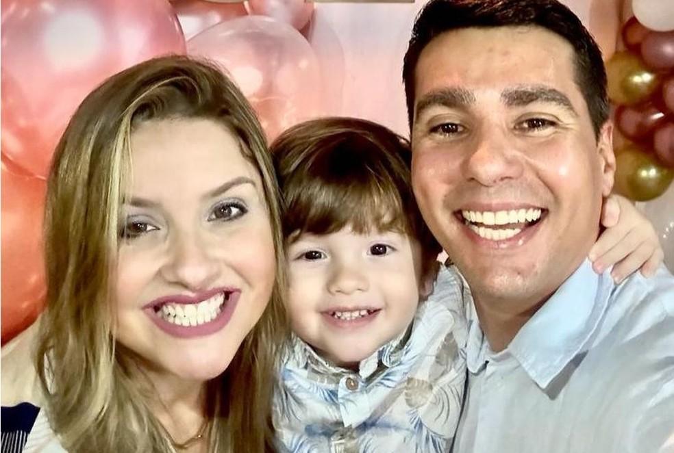 Giselle Policarpo com o marido Rocini Tavares e o filho Joo de 2 anos Foto ReproduoInstagram