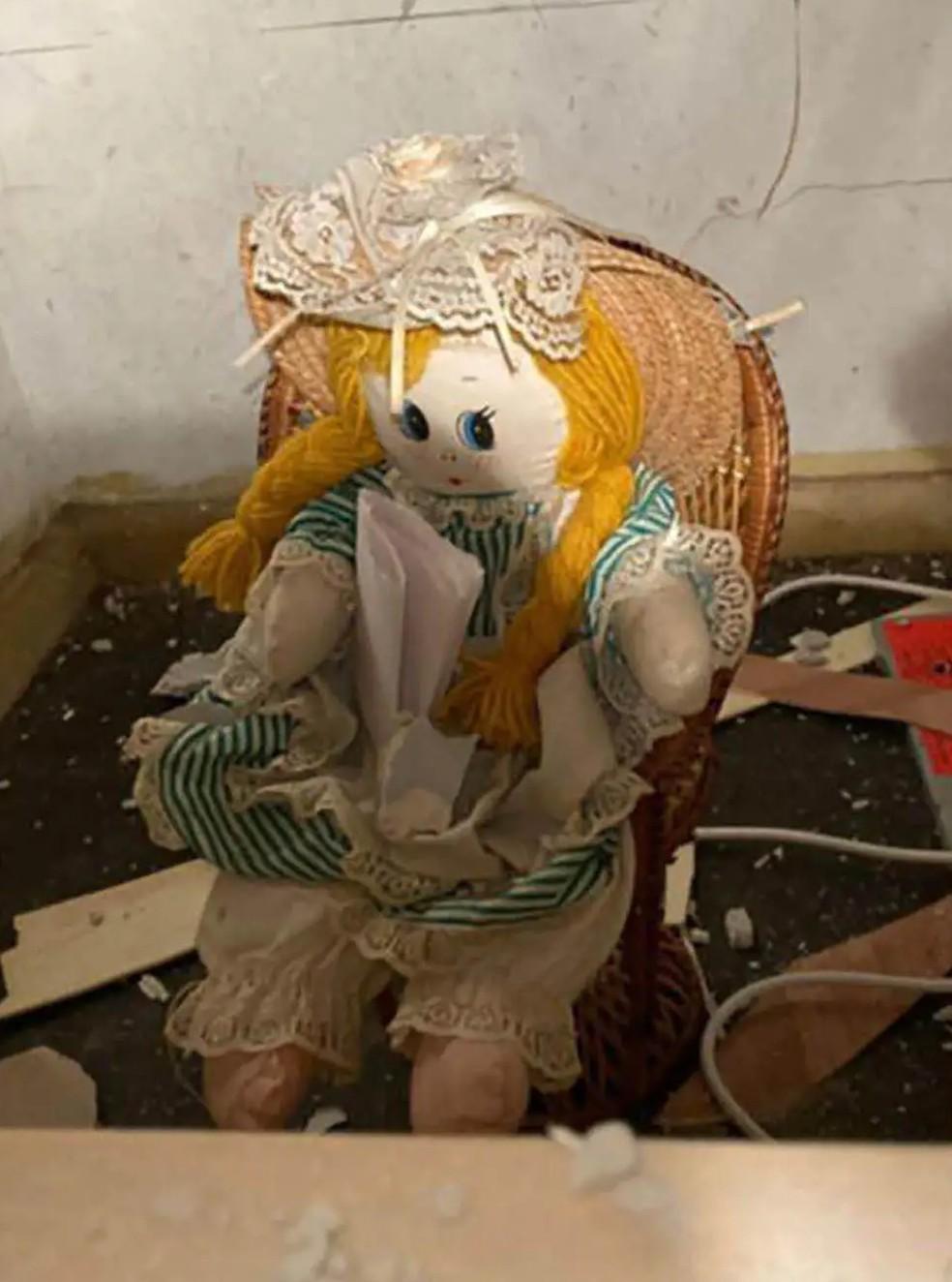 Apesar de ser uma boneca antiga no parecia estar l h mais de 60 anos Foto Jonathan Lewis Reproduo