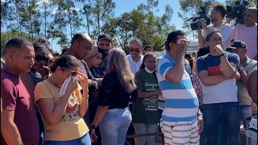 Parentes e amigos se emocionam durante enterro de jornalistas e das amigas que morreram em acidente Foto Fabola SelisDivulgao