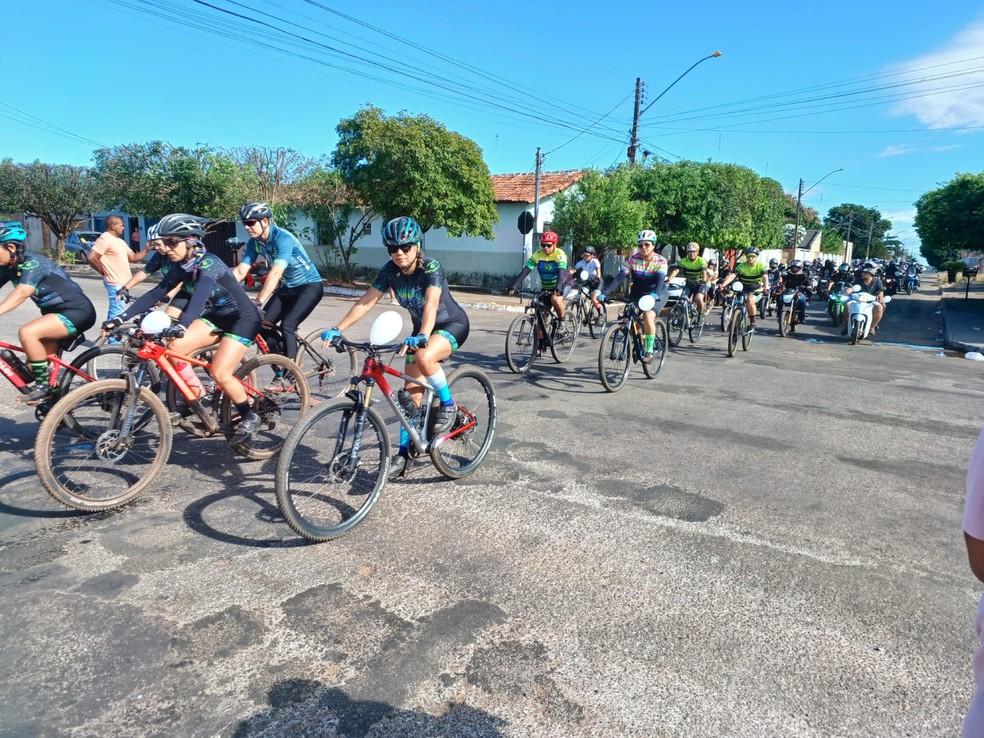Ciclistas levam bales brancos e percorrem ruas de Gurupi para homenagear jornalista e amigas que morreram em acidente Foto Willian AlvesTV Anhanguera