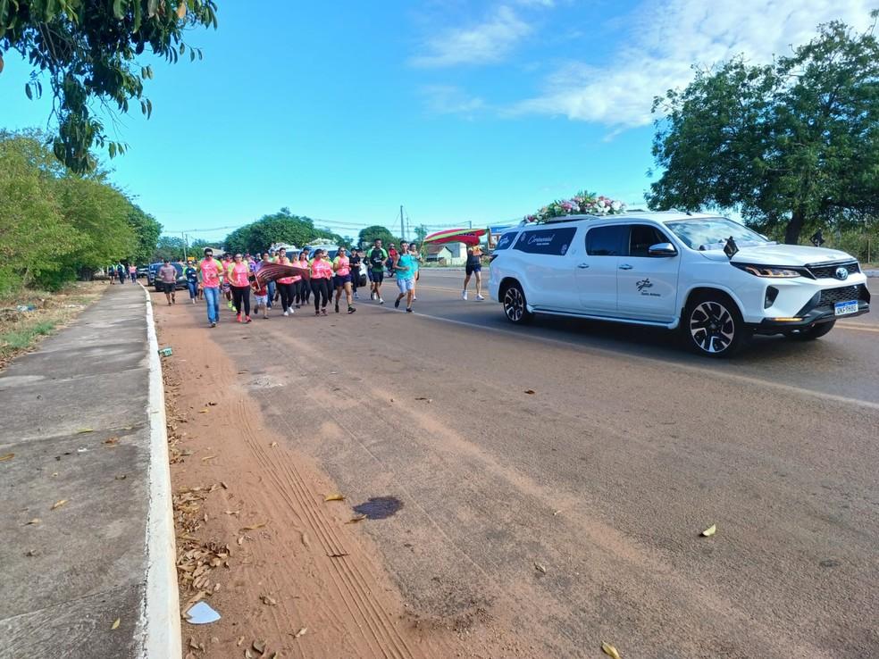 Grupo de corrida faz homenagem para jornalista Leilane durante cortejo em Gurupi Foto Willian AlvesTV Anhanguera