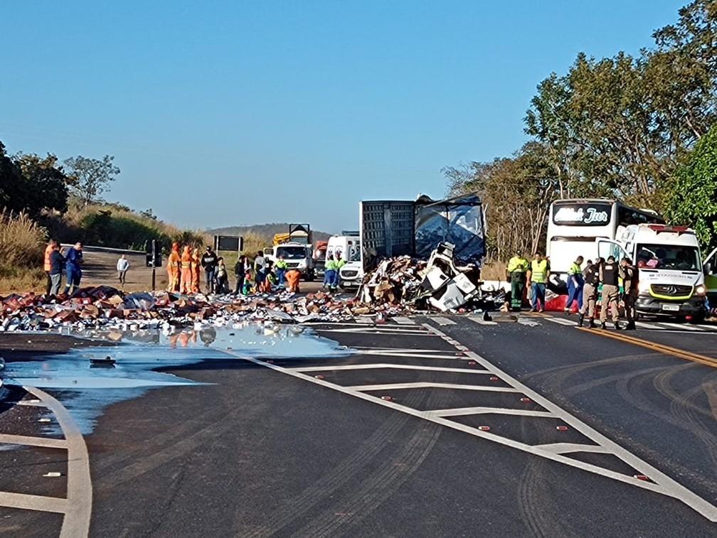 Batida envolveu um nibus e uma carreta Foto Corpo de BombeirosDivulgao