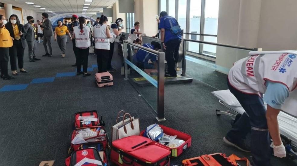 Turista tem perna amputada aps sofrer acidente em esteira rolante de aeroporto de Bangcoc Foto ReproduoTwitter