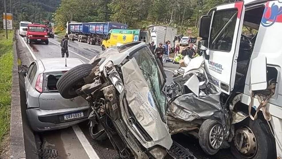 Acidente entre caminho e oito veculos bloqueia BR-376 em Guaratuba Foto Grupo 277
