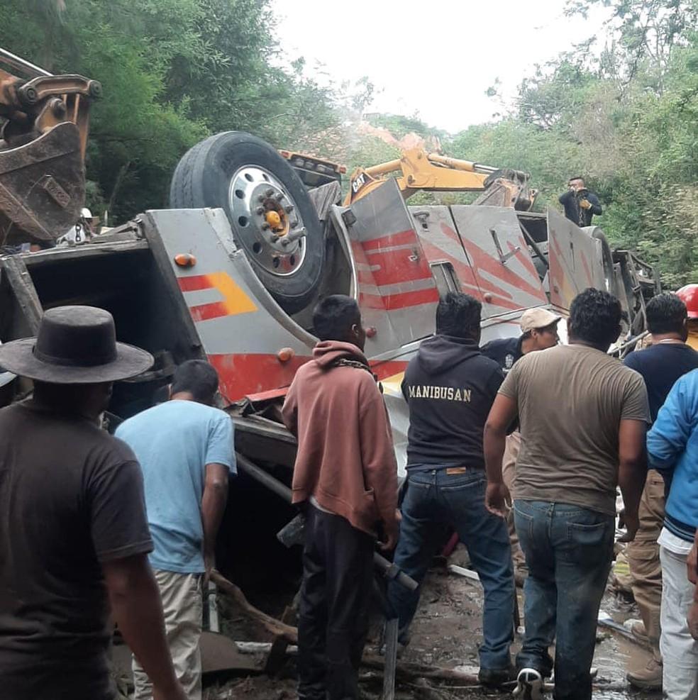 nibus que caiu no estado de Oaxaca no Mxico em 5 de julho de 2023 Foto Seguridad Pblica y Vialidad Municipal Tlaxiaco