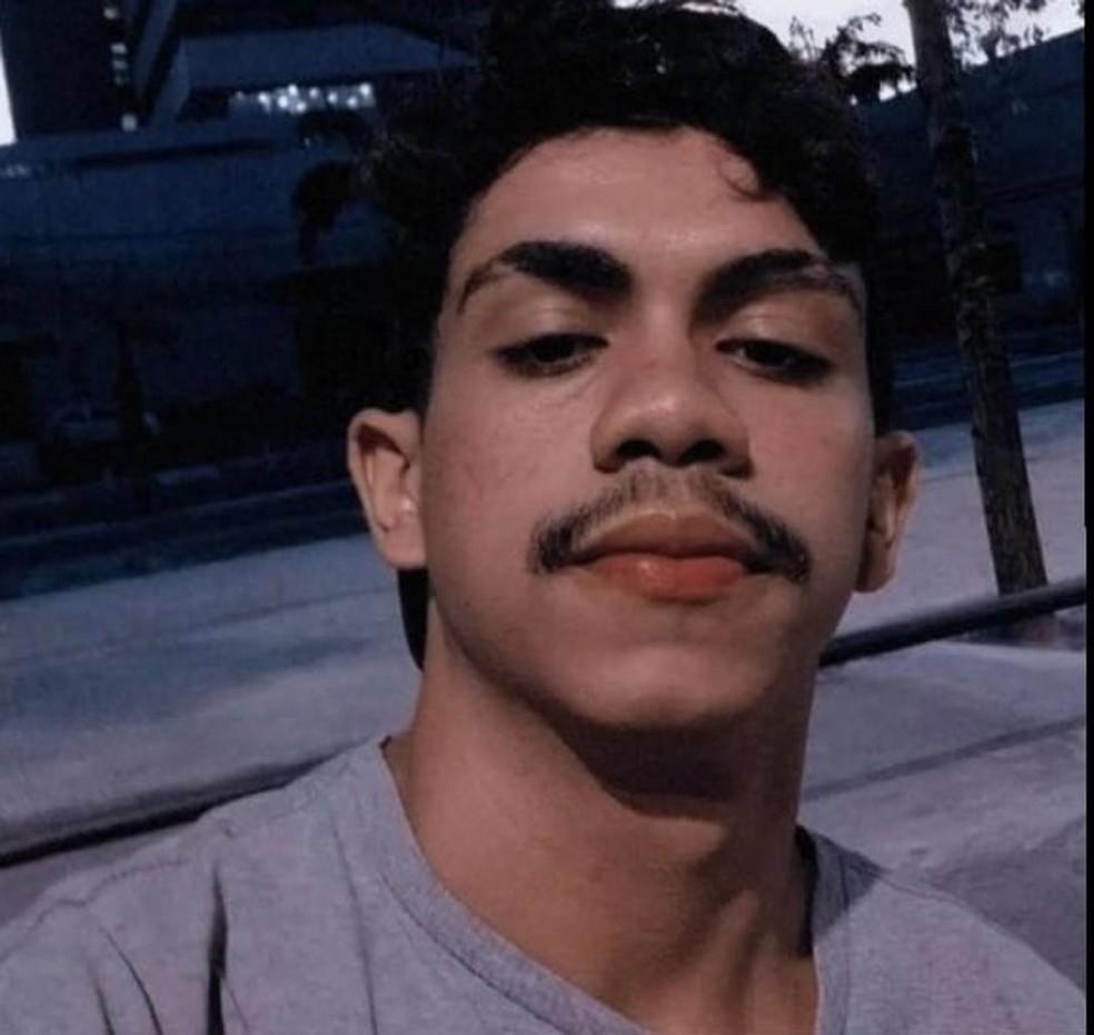 Mateus Silva de Albuquerque tinha 21 anos e morreu abraado namorada no desabamento Foto ReproduoWhatsApp