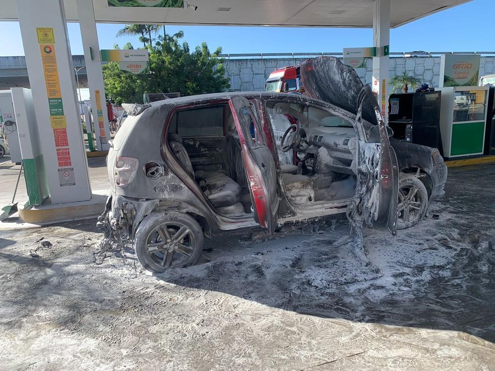 Carro explodiu e pegou fogo em posto de combustveis de Parnamirim na Grande Natal Foto Gustavo BrendoInter TV Cabugi