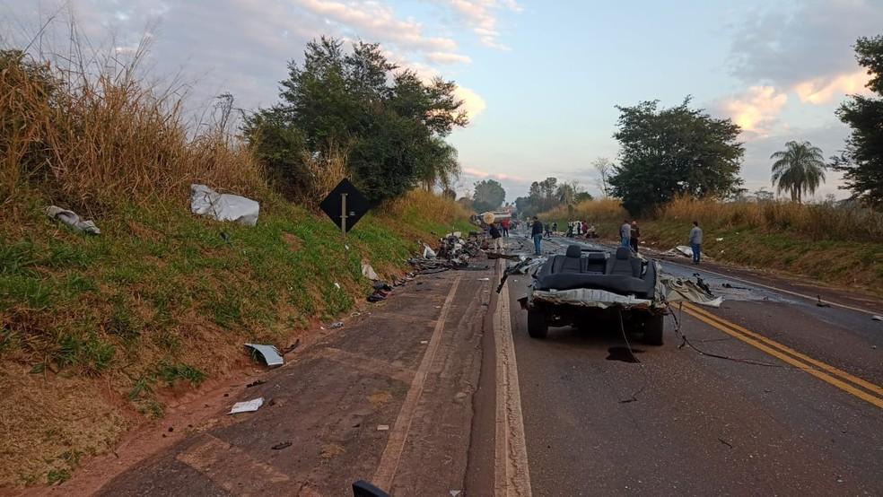 Carro parte ao meio em batida envolvendo outros dois veculos na BR-376 Foto Defesa Civil