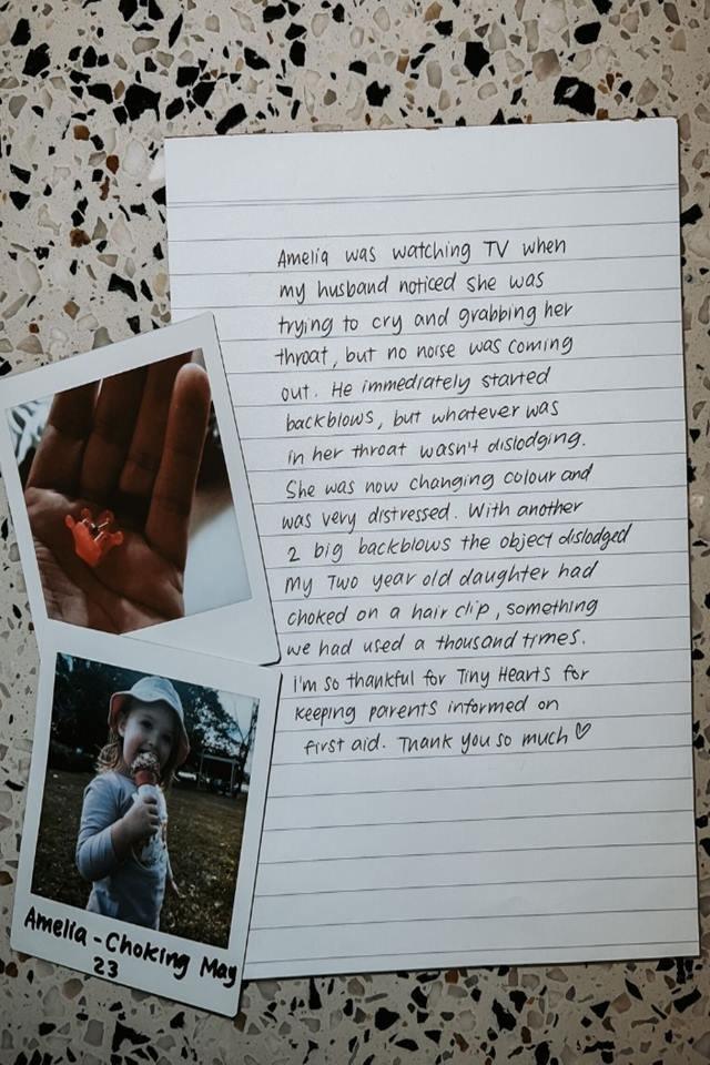 Na imagem um papel branco com linhas e um texto escrito em ingls Ao lado duas fotos com a borda branca - Metrpoles