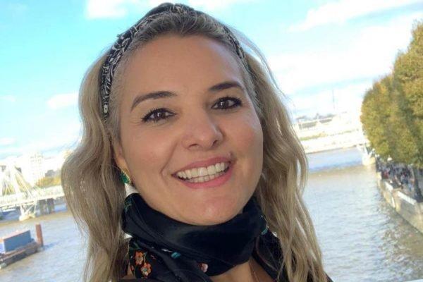 Foto colorida da Apresentadora Debora Ribeiro - Metrpoles