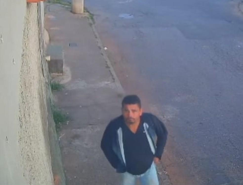Cmera de segurana da rua perpendicular ao campo flagrou homem saindo do local por volta de 7h Foto Reproduo