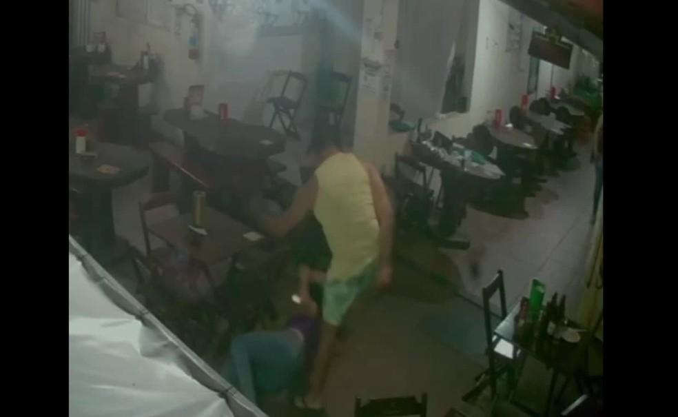 Policial militar espancou companheira em bar e depois atirou nela em Carpina Foto ReproduoWhatsApp