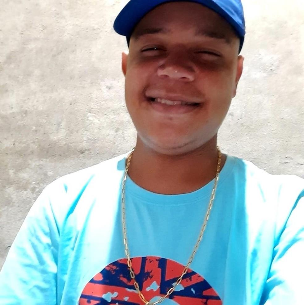 Cleiton Moura de 24 foi arrastado de casa em Guaruj SP e fuzilado pela PM segundo a esposa Ela disse que ele tinha passagem por trfico de droga mas havia largado do crime Foto Arquivo pessoal