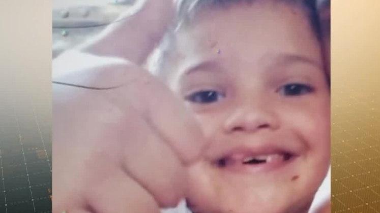 O Cidade Alerta acompanha o caso do assassinato do menino Arthur de 6 anos em Guarulhos na regio Metropolitana de So Paulo Ele foi morto com golpes de faca por Alessandro Pereira dos Santos de 44 anos durante vingana do agressor contra Viviane me da criana que acabou deixando mais duas pessoas da famlia feridas Acompanhe
