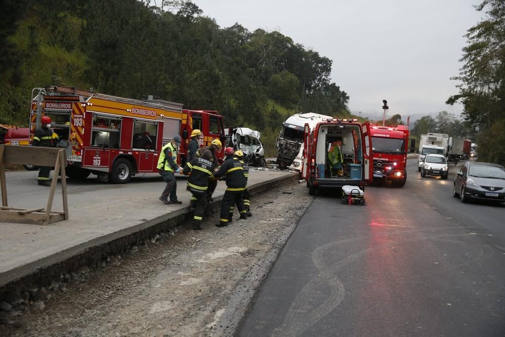 Acidente na BR-470 em Gaspar no Vale do Itaja nesta manh de sexta-feira Foto Patrick RodriguesNSC TV