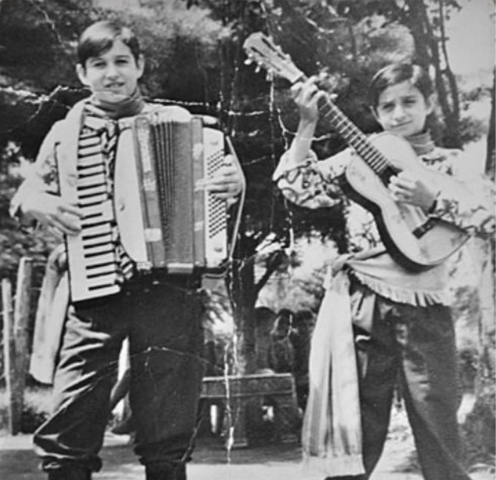 Airton Machado com a gaita e o irmo Ivonir com violo Foto ReproduoRevista Garotos de Ouro