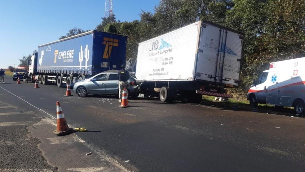 Acidente envolveu dois caminhes e trs carros em Campos Novos Paulista Foto PRFDivulgao