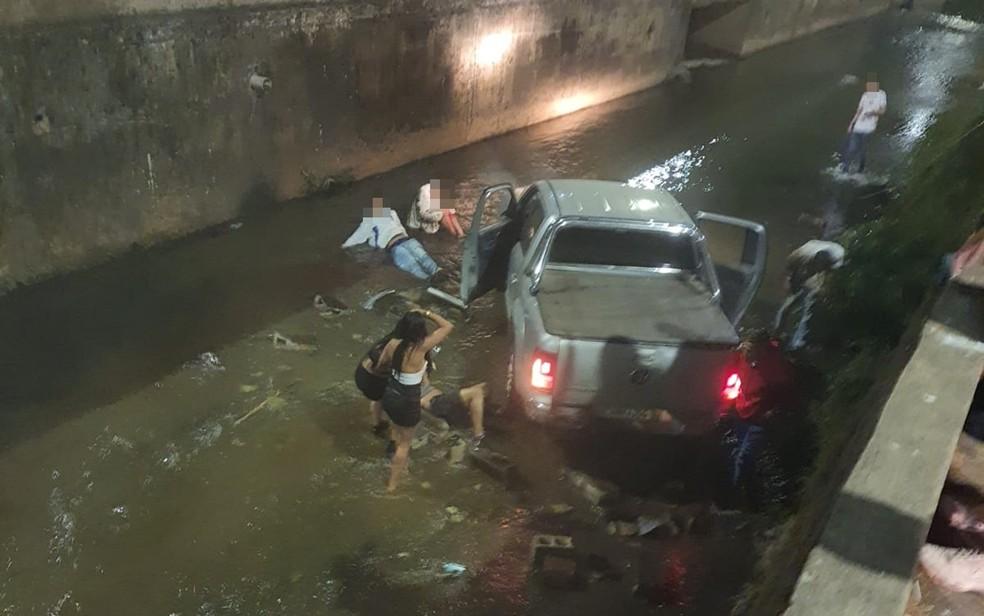Motorista de caminhonete atropela derruba pessoas dentro de crrego e foge sem prestar socorro em MG Foto Redes sociais