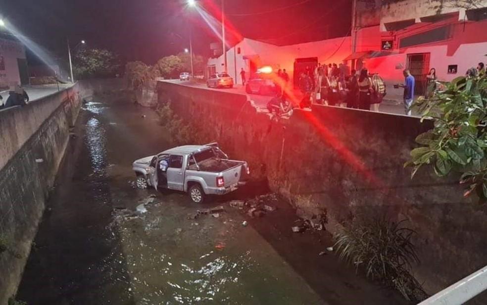 Motorista de caminhonete atropela derruba pessoas dentro de crrego e foge sem prestar socorro em MG Foto Redes sociais