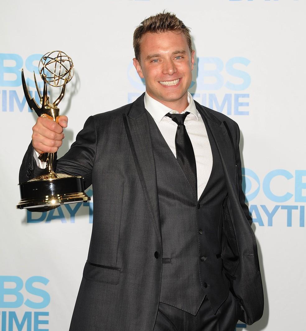 O ator Billy Miller celebra conquista do Daytime Emmy em 2014 Foto Getty Images