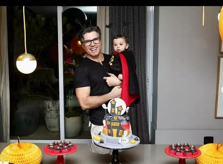 Marido de Claudia Raia posa com o filho